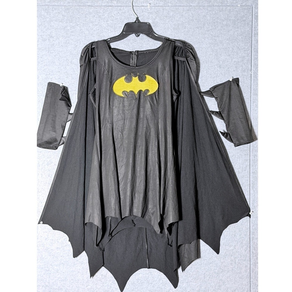 Batman Superhero Costume Dress M Black Yellow Cape Gauntlets Halloween DCCosplay